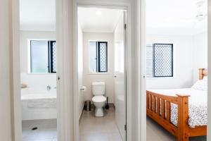 ein Bad mit einem WC, einem Bett und einer Badewanne in der Unterkunft Entire house near North Lakes, Brisbane, Australia in Griffin + 28 Fotos