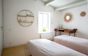 Giường trong phòng chung tại Ile de Re - 9 people - beach by foot - pool