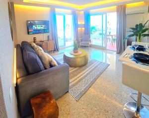 Televiisor ja/või meelelahutuskeskus majutusasutuses Seaview Retreat Torremolinos City Center, with pool and amazing views BY NAMASTE ELITE