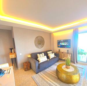 Televiisor ja/või meelelahutuskeskus majutusasutuses Seaview Retreat Torremolinos City Center, with pool and amazing views BY NAMASTE ELITE