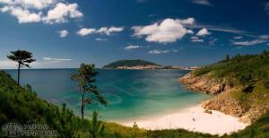 a view of a beach with the ocean at Apartamento Paseo del Puerto in Finisterre