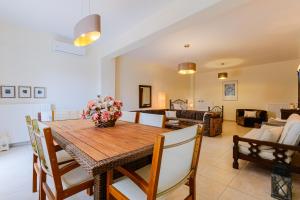 Χώρος καθιστικού στο Yasemi Home by RentalsPro - Lagomandra Halkidiki