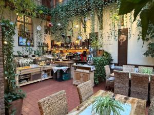 锡吉什瓦拉阿尔特博斯特旅馆的一家有桌椅和酒吧的餐厅