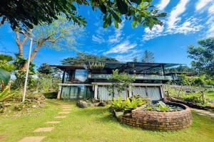 a house in the middle of a yard at BonBon Villa & Coffee in Bảo Lâm