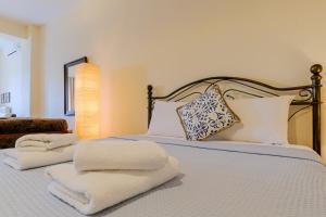 Ένα ή περισσότερα κρεβάτια σε δωμάτιο στο Yasemi Home by RentalsPro - Lagomandra Halkidiki