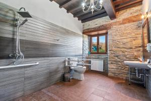 un bagno con un water e un lavandino di La Posada Del Chano a Cerecedo de Besullo Altre 23 foto