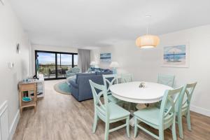 Una sala de estar con una mesa y sillas y un sofá. en Pelicans Roost 106 condo, en Sanibel