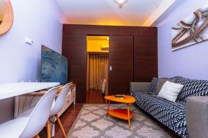 马尼拉Chic Floating Penthouse Makati Gym Air condo gym swim park 300MB的客厅里有一张沙发和一张桌子。