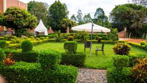 Κήπος έξω από το Northern Gateway Hotel and lounge