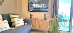 Televiisor ja/või meelelahutuskeskus majutusasutuses Seaview Retreat Torremolinos City Center, with pool and amazing views BY NAMASTE ELITE