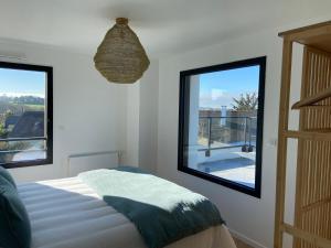 En eller flere senge i et værelse på Magnifique villa avec piscine à deux pas du port