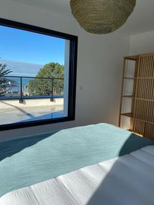 En eller flere senge i et værelse på Magnifique villa avec piscine à deux pas du port