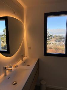 Et badeværelse på Magnifique villa avec piscine à deux pas du port