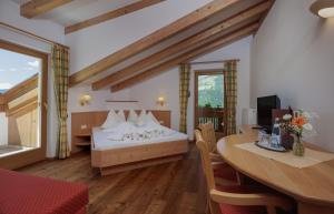 Postel nebo postele na pokoji v ubytování Hotel Garni Alpes