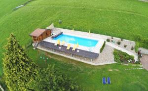 Bazén v ubytování Hotel Garni Alpes nebo v jeho okolí