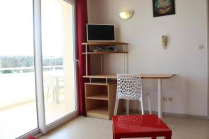 Μια τηλεόραση ή/και κέντρο ψυχαγωγίας στο Appt 2 pièces LA ROCHELLE - LR030-A118