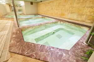 Bazén v ubytování Hanoi Hotel nebo v jeho okolí