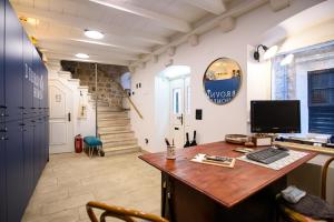 Televízia a/alebo spoločenská miestnosť v ubytovaní ART HOME ARTHUR by DuHomes