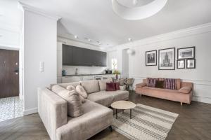 华沙Sienna 41 Boutique Warsaw Apartments的带沙发和桌子的客厅