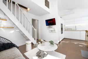 TV a/nebo společenská místnost v ubytování Porte de Monaco - Terrasse vue mer - Parking - CN