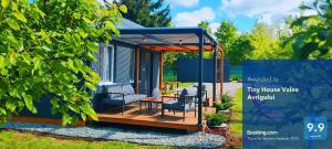 阿夫里格Tiny House Valea Avrigului的一个小房子,带凉亭