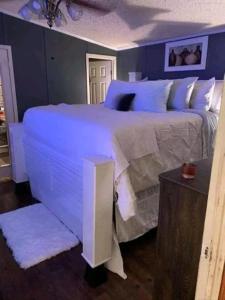 Uma cama ou camas num quarto em Pine rooms and suites