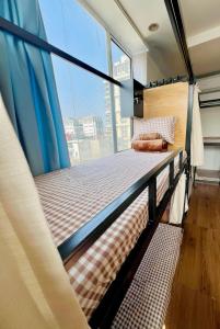 Postel nebo postele na pokoji v ubytování Hanoi Station Budget Backpackers - LushStay