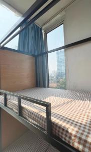 Postel nebo postele na pokoji v ubytování Hanoi Station Budget Backpackers - LushStay