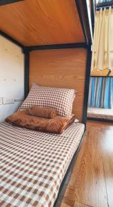 Postel nebo postele na pokoji v ubytování Hanoi Station Budget Backpackers - LushStay