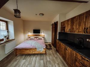 Postel nebo postele na pokoji v ubytování Apartmány Lešovice