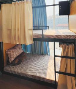 Postel nebo postele na pokoji v ubytování Hanoi Station Budget Backpackers - LushStay