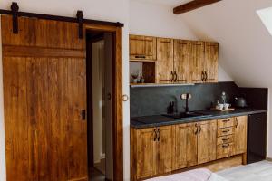 Kuchyň nebo kuchyňský kout v ubytování Apartmány Lešovice