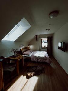 Postel nebo postele na pokoji v ubytování Apartmány Lešovice
