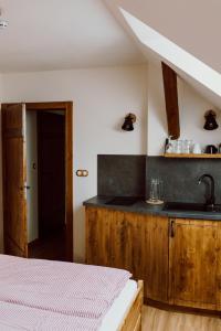 Kuchyň nebo kuchyňský kout v ubytování Apartmány Lešovice