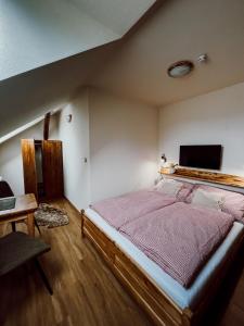 Postel nebo postele na pokoji v ubytování Apartmány Lešovice