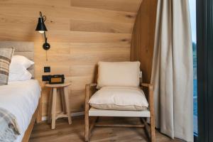 Postel nebo postele na pokoji v ubytování Bracken Hide Hotel