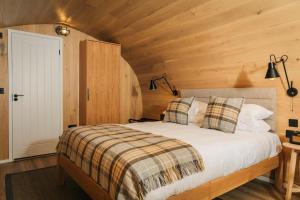Postel nebo postele na pokoji v ubytování Bracken Hide Hotel