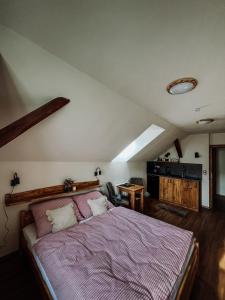 Postel nebo postele na pokoji v ubytování Apartmány Lešovice