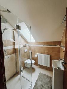 Koupelna v ubytování Apartmány Lešovice + 37 fotografií