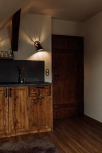 Kuchyň nebo kuchyňský kout v ubytování Apartmány Lešovice