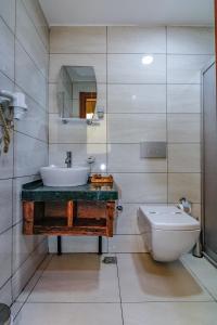 un baño con lavabo e inodoro en Double DD Hotel, en Estambul 120 fotos más