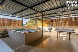 O masă de biliard de la Serenity Skies Apartment with Pool by VEO - Part of StayVista