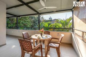 Un balcon sau o terasă la Serenity Skies Apartment with Pool by VEO - Part of StayVista