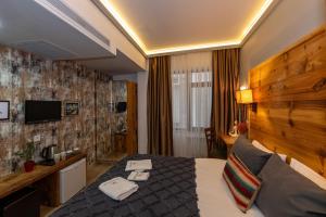 una habitación de hotel con una cama y un televisor en Double DD Hotel, en Estambul