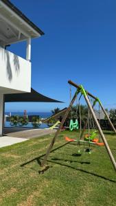 Kawasan permainan kanak-kanak di SUMMER VIEW classée 5 étoiles - Magnifique Villa 10 personnes avec piscine miroir chauffée à 29 degrés, bain à remous intégré et vue mer idéalement située Chemin Summer - ST GILLES LES BAINS