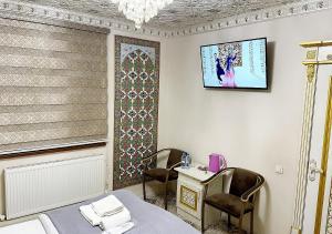 FAXRIDDIN OLD TOWN Hotel tesisinde bir televizyon ve/veya eğlence merkezi