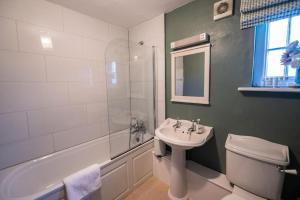 Koupelna v ubytování The Martins Arms