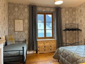 Ένα ή περισσότερα κρεβάτια σε δωμάτιο στο Belle maison de ville au centre de Luchon, à 200m des Télécabines !