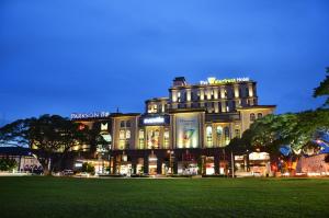 クチンにあるThe Waterfront Hotel Kuchingの緑地の灯り付き建物