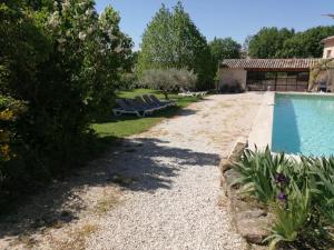 Bazén v ubytování Chambres d'hôtes Le Vignoble nebo v jeho okolí